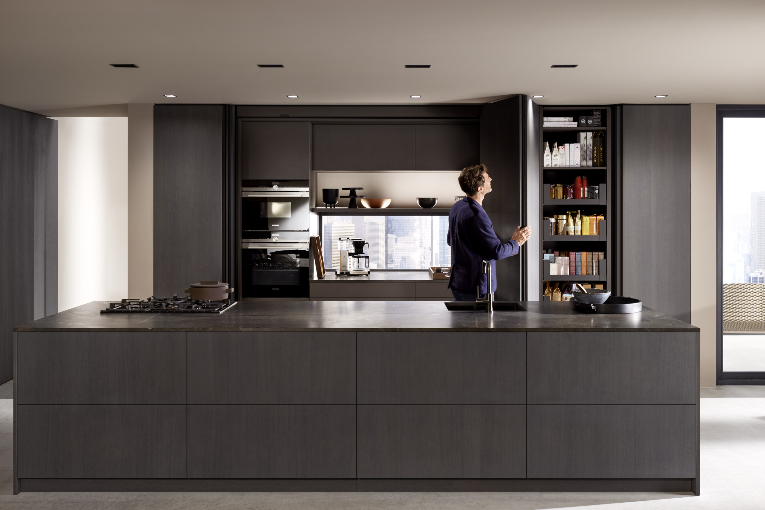 Sistema de puertas escamoteables Revego para cocina moderna de Blum distribuido por ADR España